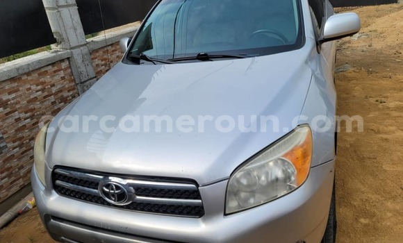 Sayi Imported Toyota RAV4 Azurfa Mota in Douala a Ƙasar Kamaru Sayi Imported Toyota RAV4 Azurfa Mota in Douala a Ƙasar Kamaru