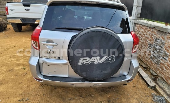 Sayi Imported Toyota RAV4 Azurfa Mota in Douala a Ƙasar Kamaru Sayi Imported Toyota RAV4 Azurfa Mota in Douala a Ƙasar Kamaru