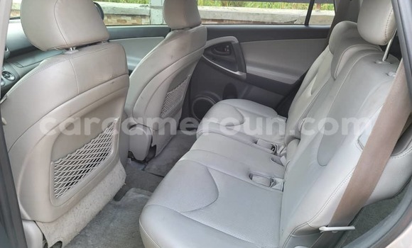 Sayi Imported Toyota RAV4 Azurfa Mota in Douala a Ƙasar Kamaru Sayi Imported Toyota RAV4 Azurfa Mota in Douala a Ƙasar Kamaru