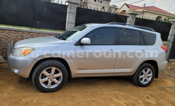 Sayi Imported Toyota RAV4 Azurfa Mota in Douala a Ƙasar Kamaru Sayi Imported Toyota RAV4 Azurfa Mota in Douala a Ƙasar Kamaru