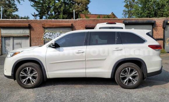 Sayi Na hannu Toyota Highlander White Mota in Yaounde a Babban Kamaru Sayi Na hannu Toyota Highlander White Mota in Yaounde a Babban Kamaru