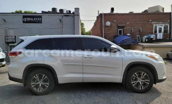 Sayi Na hannu Toyota Highlander White Mota in Yaounde a Babban Kamaru Sayi Na hannu Toyota Highlander White Mota in Yaounde a Babban Kamaru