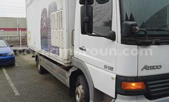 Sayi Na hannu Mercedes‒Benz Atego White Babbar mota in Buea a Yammacin Kamaru Sayi Na hannu Mercedes‒Benz Atego White Babbar mota in Buea a Yammacin Kamaru