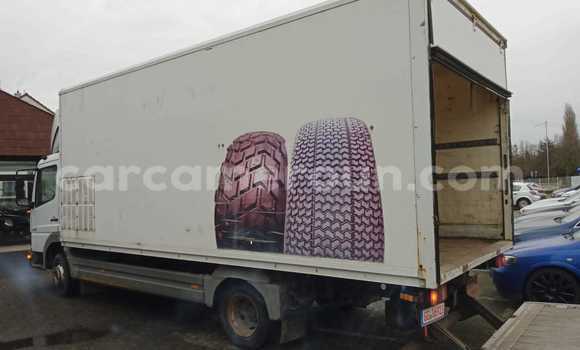 Sayi Na hannu Mercedes‒Benz Atego White Babbar mota in Buea a Yammacin Kamaru Sayi Na hannu Mercedes‒Benz Atego White Babbar mota in Buea a Yammacin Kamaru