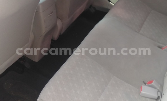 Sayi Imported Toyota Corolla Azurfa Mota in Douala a Ƙasar Kamaru Sayi Imported Toyota Corolla Azurfa Mota in Douala a Ƙasar Kamaru