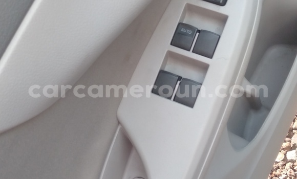 Sayi Imported Toyota Corolla Azurfa Mota in Douala a Ƙasar Kamaru Sayi Imported Toyota Corolla Azurfa Mota in Douala a Ƙasar Kamaru