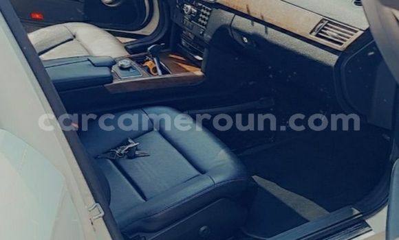 Sayi Imported Mercedes‒Benz E–Class White Mota in Douala a Ƙasar Kamaru Sayi Imported Mercedes‒Benz E–Class White Mota in Douala a Ƙasar Kamaru
