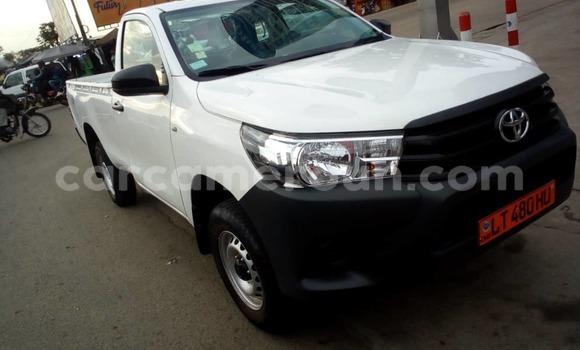 Sayi Na hannu Toyota Hilux White Mota in Douala a Ƙasar Kamaru Sayi Na hannu Toyota Hilux White Mota in Douala a Ƙasar Kamaru