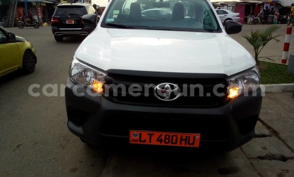 Sayi Na hannu Toyota Hilux White Mota in Douala a Ƙasar Kamaru Sayi Na hannu Toyota Hilux White Mota in Douala a Ƙasar Kamaru