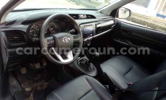 Sayi Na hannu Toyota Hilux White Mota in Douala a Ƙasar Kamaru Sayi Na hannu Toyota Hilux White Mota in Douala a Ƙasar Kamaru