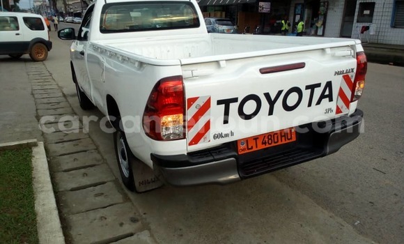 Sayi Na hannu Toyota Hilux White Mota in Douala a Ƙasar Kamaru Sayi Na hannu Toyota Hilux White Mota in Douala a Ƙasar Kamaru
