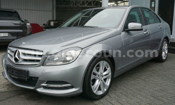 Sayi Imported Mercedes‒Benz C–Class Azurfa Mota in Douala a Ƙasar Kamaru Sayi Imported Mercedes‒Benz C–Class Azurfa Mota in Douala a Ƙasar Kamaru