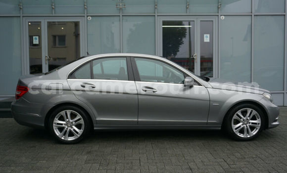 Sayi Imported Mercedes‒Benz C–Class Azurfa Mota in Douala a Ƙasar Kamaru Sayi Imported Mercedes‒Benz C–Class Azurfa Mota in Douala a Ƙasar Kamaru