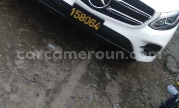 Sayi Imported Mercedes‒Benz GLC White Mota in Douala a Ƙasar Kamaru Sayi Imported Mercedes‒Benz GLC White Mota in Douala a Ƙasar Kamaru