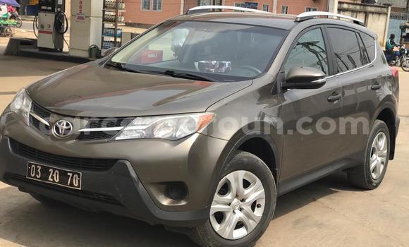 Sayi Imported Toyota RAV4 Brown Mota in Douala a Ƙasar Kamaru Sayi Imported Toyota RAV4 Brown Mota in Douala a Ƙasar Kamaru