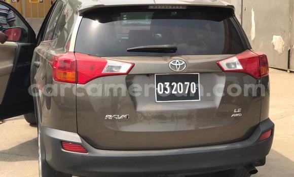 Sayi Imported Toyota RAV4 Brown Mota in Douala a Ƙasar Kamaru Sayi Imported Toyota RAV4 Brown Mota in Douala a Ƙasar Kamaru