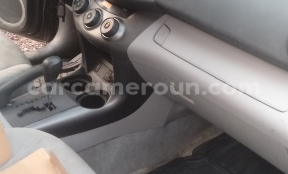 Sayi Imported Toyota RAV4 Black Mota in Douala a Ƙasar Kamaru Sayi Imported Toyota RAV4 Black Mota in Douala a Ƙasar Kamaru