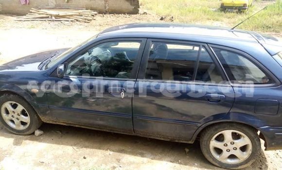 Sayi Na hannu Mazda 323 Blue Mota in Yaounde a Babban Kamaru