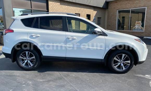 Sayi Na hannu Toyota RAV4 White Mota in Douala a Ƙasar Kamaru Sayi Na hannu Toyota RAV4 White Mota in Douala a Ƙasar Kamaru