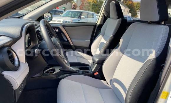 Sayi Na hannu Toyota RAV4 White Mota in Douala a Ƙasar Kamaru Sayi Na hannu Toyota RAV4 White Mota in Douala a Ƙasar Kamaru