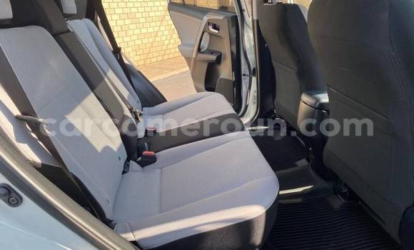 Sayi Na hannu Toyota RAV4 White Mota in Douala a Ƙasar Kamaru Sayi Na hannu Toyota RAV4 White Mota in Douala a Ƙasar Kamaru