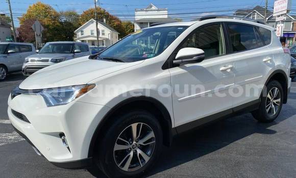 Sayi Na hannu Toyota RAV4 White Mota in Douala a Ƙasar Kamaru Sayi Na hannu Toyota RAV4 White Mota in Douala a Ƙasar Kamaru
