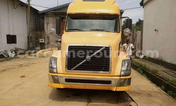 Sayi Na hannu Volvo V60 Azurfa Mota in Douala a Ƙasar Kamaru