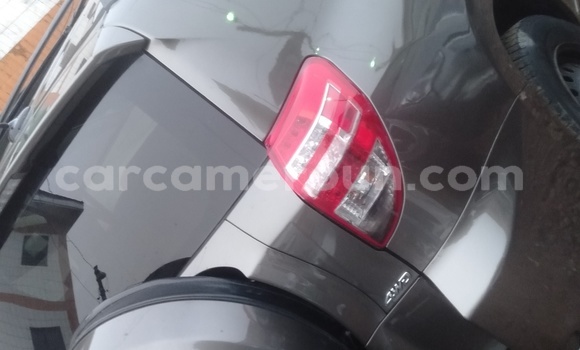 Sayi Imported Toyota RAV4 Brown Mota in Douala a Ƙasar Kamaru Sayi Imported Toyota RAV4 Brown Mota in Douala a Ƙasar Kamaru