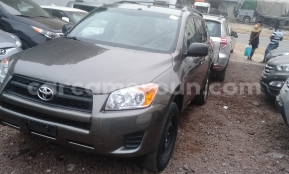 Sayi Imported Toyota RAV4 Brown Mota in Douala a Ƙasar Kamaru Sayi Imported Toyota RAV4 Brown Mota in Douala a Ƙasar Kamaru