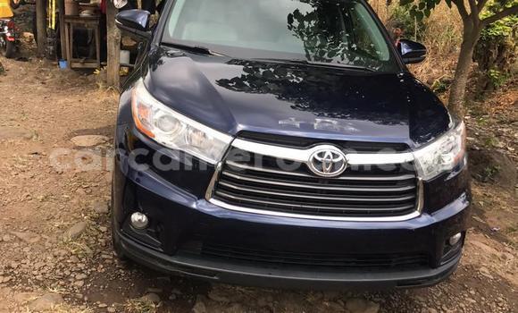 Sayi Imported Toyota Highlander Blue Mota in Douala a Ƙasar Kamaru Sayi Imported Toyota Highlander Blue Mota in Douala a Ƙasar Kamaru