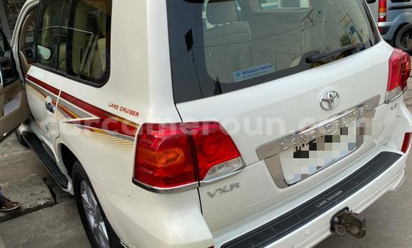 Sayi Imported Toyota Land Cruiser White Mota in Douala a Ƙasar Kamaru Sayi Imported Toyota Land Cruiser White Mota in Douala a Ƙasar Kamaru