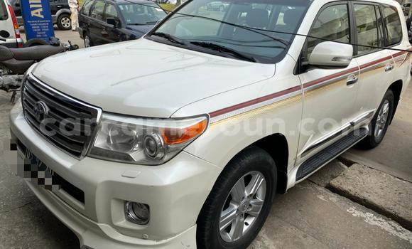 Sayi Imported Toyota Land Cruiser White Mota in Douala a Ƙasar Kamaru Sayi Imported Toyota Land Cruiser White Mota in Douala a Ƙasar Kamaru