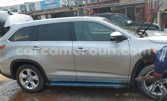 Sayi Imported Toyota Highlander Azurfa Mota in Douala a Ƙasar Kamaru Sayi Imported Toyota Highlander Azurfa Mota in Douala a Ƙasar Kamaru