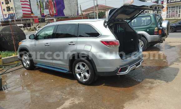 Sayi Imported Toyota Highlander Azurfa Mota in Douala a Ƙasar Kamaru Sayi Imported Toyota Highlander Azurfa Mota in Douala a Ƙasar Kamaru