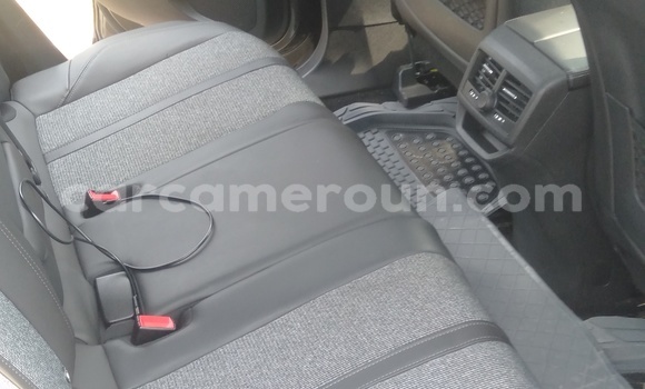 Sayi Imported Peugeot 3008 Green Mota in Douala a Ƙasar Kamaru Sayi Imported Peugeot 3008 Green Mota in Douala a Ƙasar Kamaru