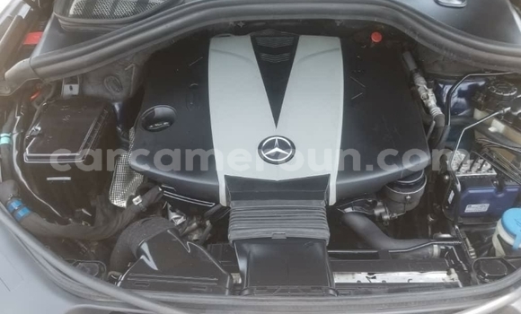 Sayi Imported Mercedes‒Benz ML–Class Blue Mota in Douala a Ƙasar Kamaru Sayi Imported Mercedes‒Benz ML–Class Blue Mota in Douala a Ƙasar Kamaru