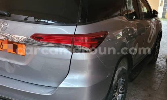 Sayi Na hannu Toyota Fortuner Azurfa Mota in Douala a Ƙasar Kamaru Sayi Na hannu Toyota Fortuner Azurfa Mota in Douala a Ƙasar Kamaru