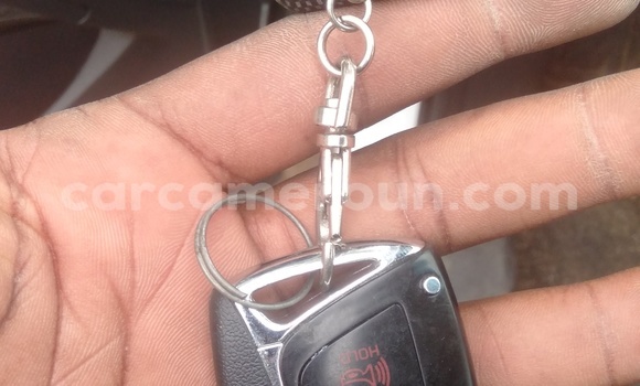 Sayi Imported Hyundai Santa Fe White Mota in Douala a Ƙasar Kamaru Sayi Imported Hyundai Santa Fe White Mota in Douala a Ƙasar Kamaru