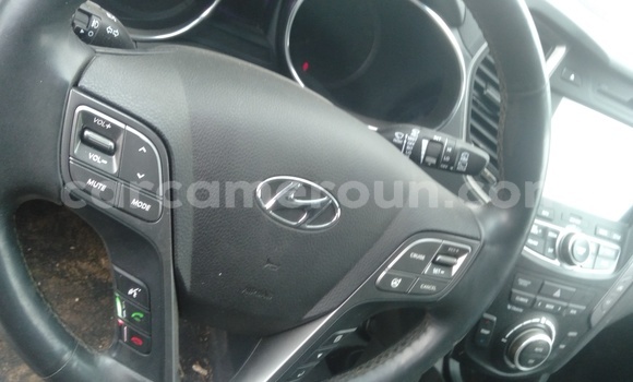 Sayi Imported Hyundai Santa Fe White Mota in Douala a Ƙasar Kamaru Sayi Imported Hyundai Santa Fe White Mota in Douala a Ƙasar Kamaru