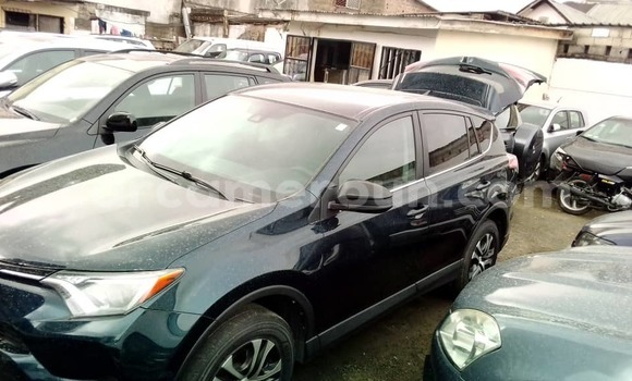 Sayi Imported Toyota RAV4 Blue Mota in Douala a Ƙasar Kamaru Sayi Imported Toyota RAV4 Blue Mota in Douala a Ƙasar Kamaru