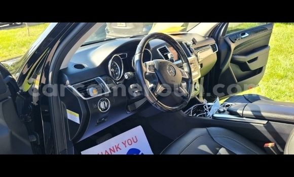 Sayi Imported Mercedes‒Benz ML–Class Azurfa Mota in Douala a Ƙasar Kamaru Sayi Imported Mercedes‒Benz ML–Class Azurfa Mota in Douala a Ƙasar Kamaru