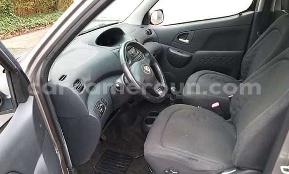 Sayi Sabo Toyota Yaris Verso Azurfa Mota in Douala a Ƙasar Kamaru Sayi Sabo Toyota Yaris Verso Azurfa Mota in Douala a Ƙasar Kamaru