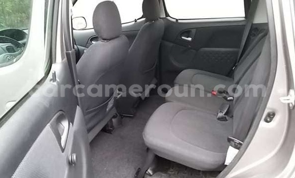 Sayi Sabo Toyota Yaris Verso Azurfa Mota in Douala a Ƙasar Kamaru Sayi Sabo Toyota Yaris Verso Azurfa Mota in Douala a Ƙasar Kamaru