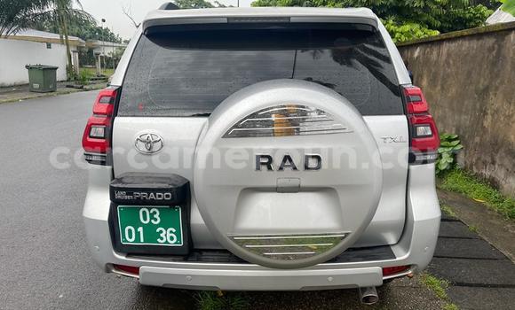 Sayi Imported Toyota Prado Azurfa Mota in Douala a Ƙasar Kamaru Sayi Imported Toyota Prado Azurfa Mota in Douala a Ƙasar Kamaru