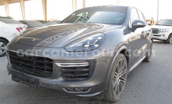 Sayi Na hannu Porsche Cayenne Azurfa Mota in Douala a Ƙasar Kamaru