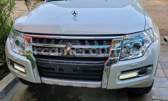 Sayi Imported Mitsubishi Pajero White Mota in Douala a Ƙasar Kamaru Sayi Imported Mitsubishi Pajero White Mota in Douala a Ƙasar Kamaru