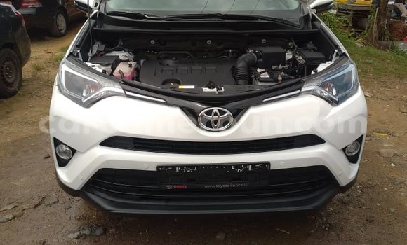 Sayi Imported Toyota RAV4 White Mota in Douala a Ƙasar Kamaru Sayi Imported Toyota RAV4 White Mota in Douala a Ƙasar Kamaru