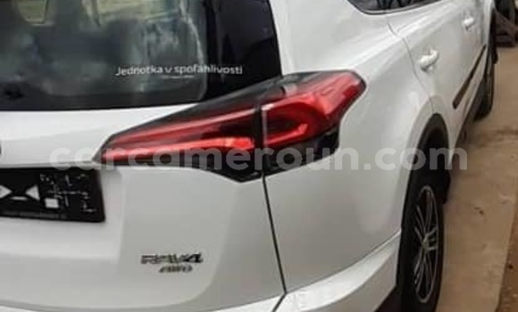 Sayi Imported Toyota RAV4 White Mota in Douala a Ƙasar Kamaru Sayi Imported Toyota RAV4 White Mota in Douala a Ƙasar Kamaru