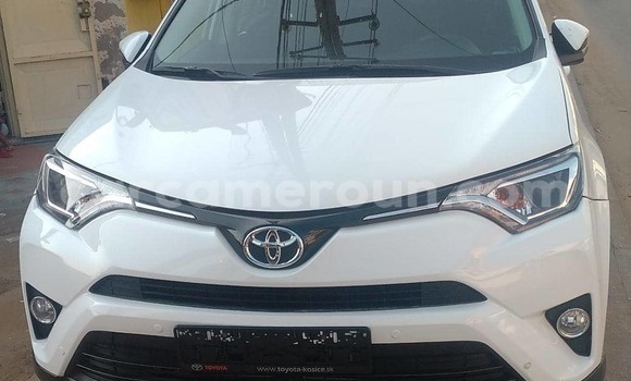 Sayi Imported Toyota RAV4 White Mota in Douala a Ƙasar Kamaru Sayi Imported Toyota RAV4 White Mota in Douala a Ƙasar Kamaru