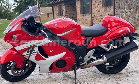 Sayi Na hannu Suzuki HAYABUSA Red Motsi in Akonolinga a Babban Kamaru